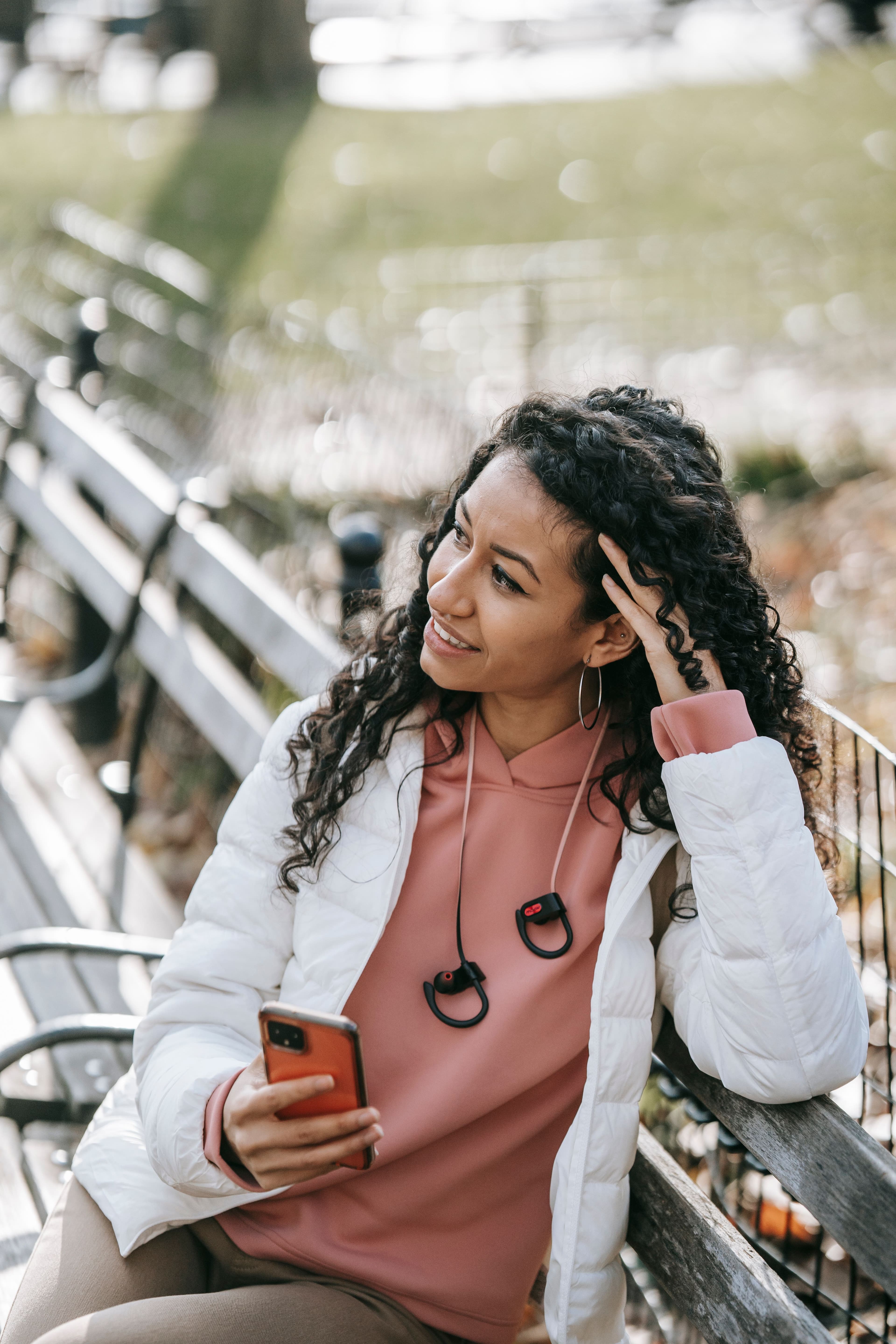 Iemand oefent op zijn telefoon in het park